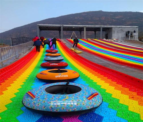 荆州彩虹滑草场